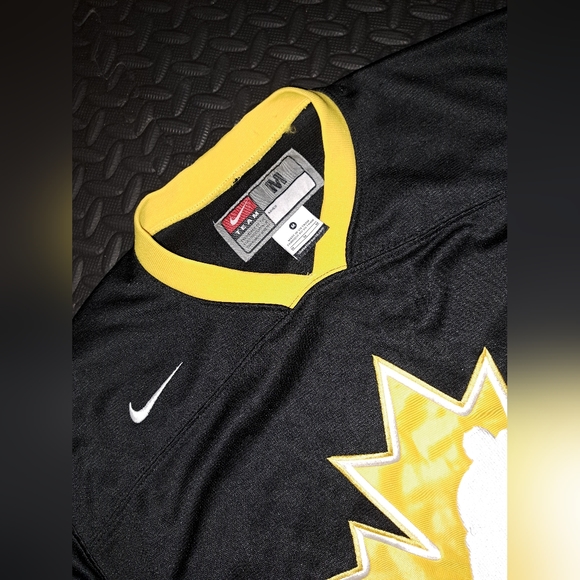 2013 IIHF Nike Team Canada Nike Live Strong hockey jersey - Picture 4 of 10